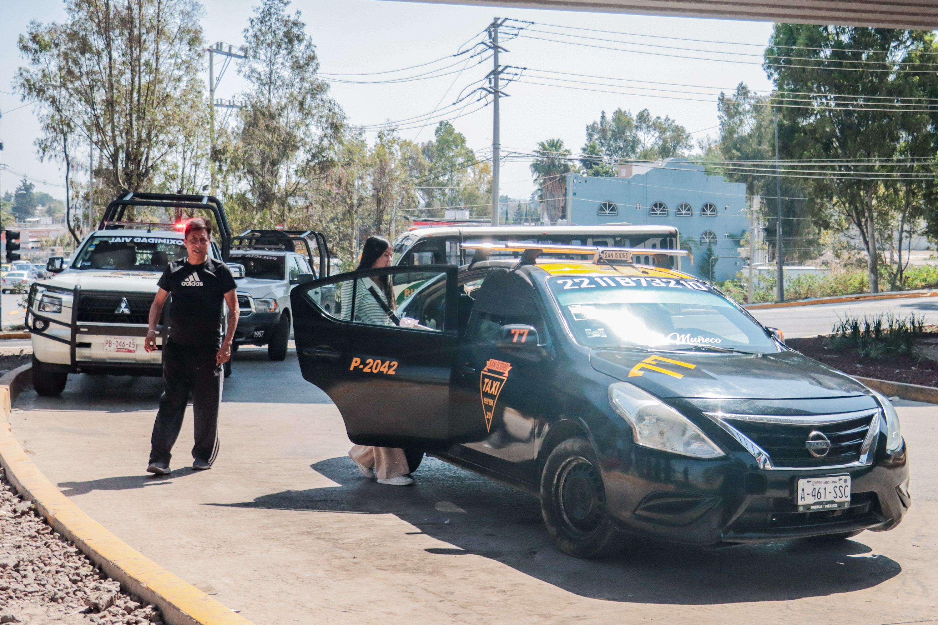 VIDEO Súbale, súbale, a 20 pesitos la dejada de taxis en Puebla