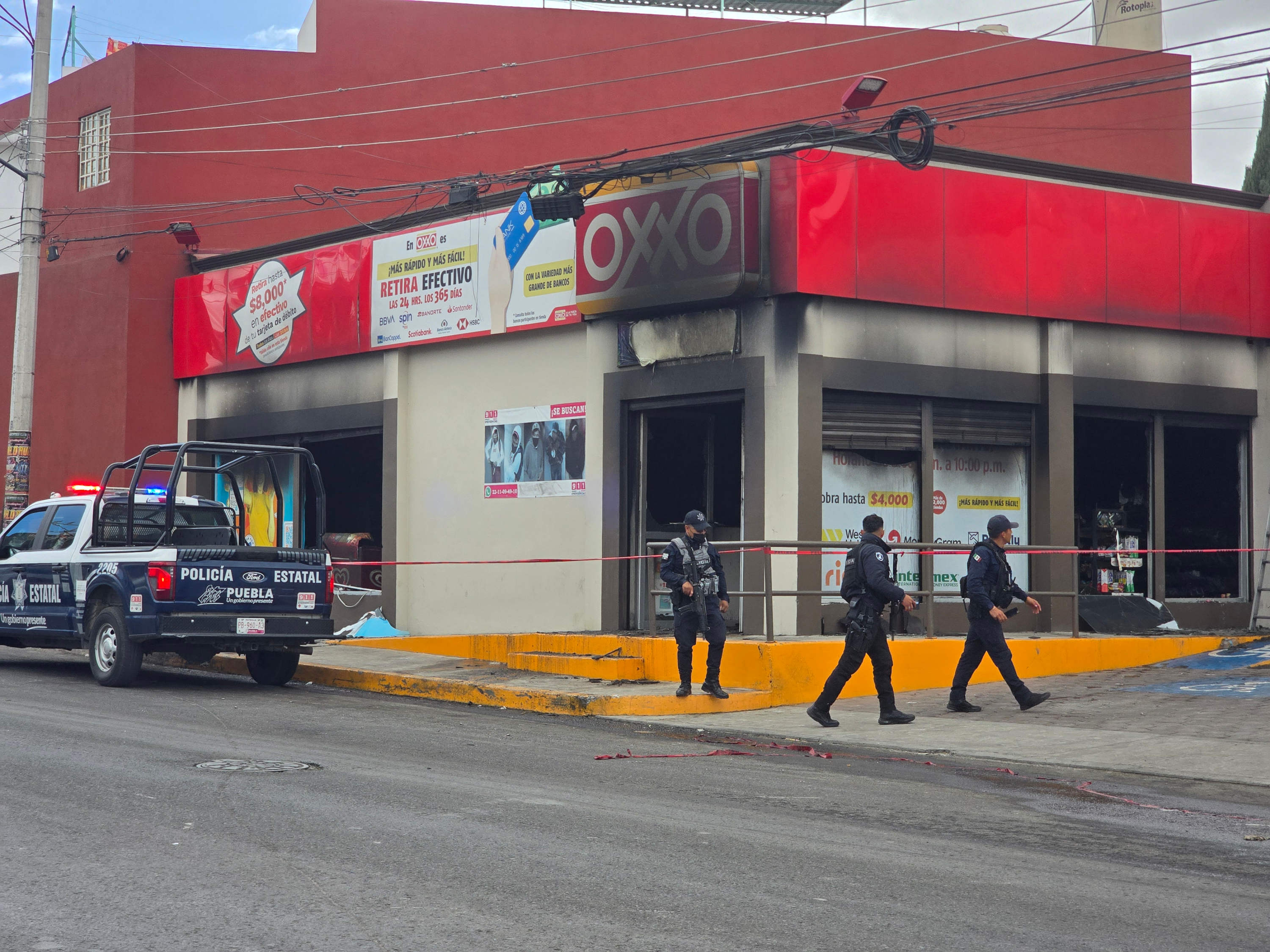 Incendian un Oxxo en la avenida Clavijero en Puebla