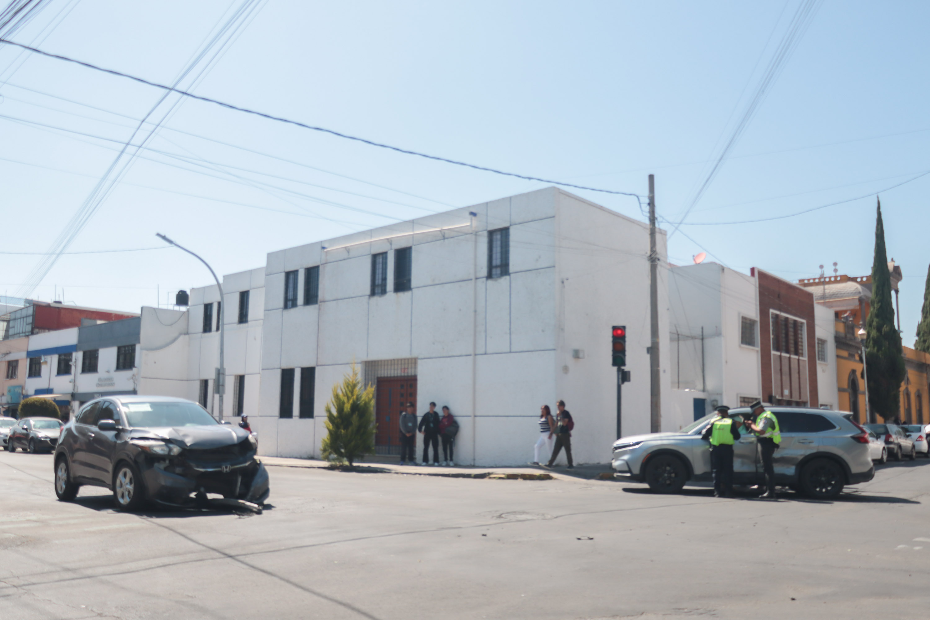 Se registra accidente entre dos vehículos particulares en calle 13 Sur