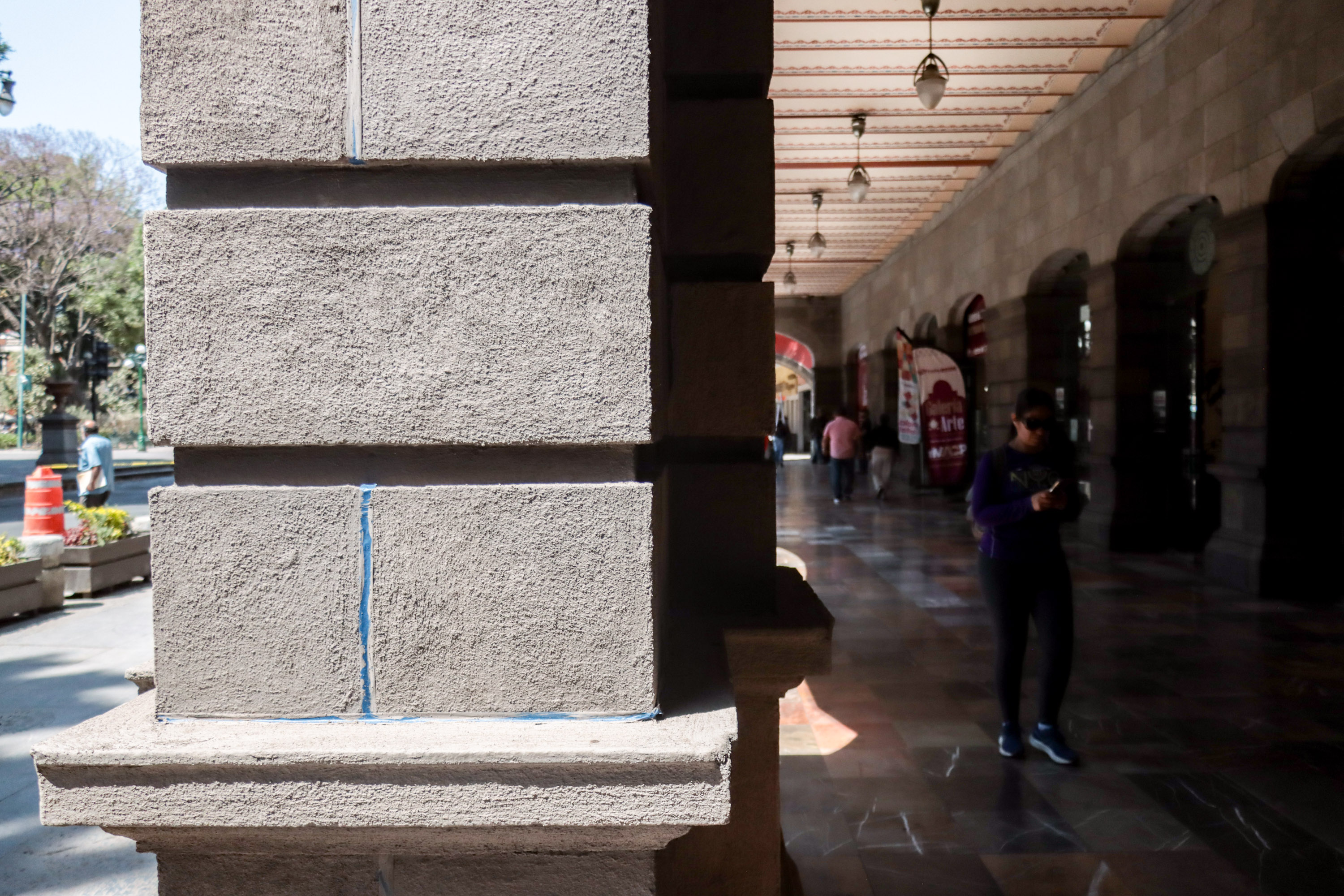 VIDEO Pintura de Sacrificio protegerá monumentos en Puebla por marcha del 8M