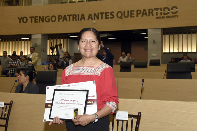 Académica de la BUAP recibe Medalla al Mérito Mujer Indígena 2025