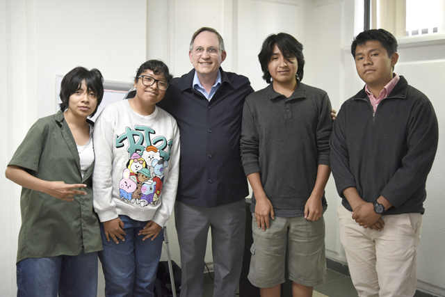 El escritor Pedro Ángel Palou charló con estudiantes de la Prepa Benito Juárez de la BUAP