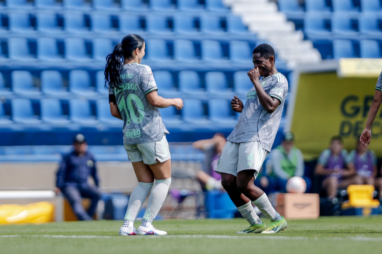 VIDEO Con hat-trick de Scarlett Camberos, América golea a Pumas