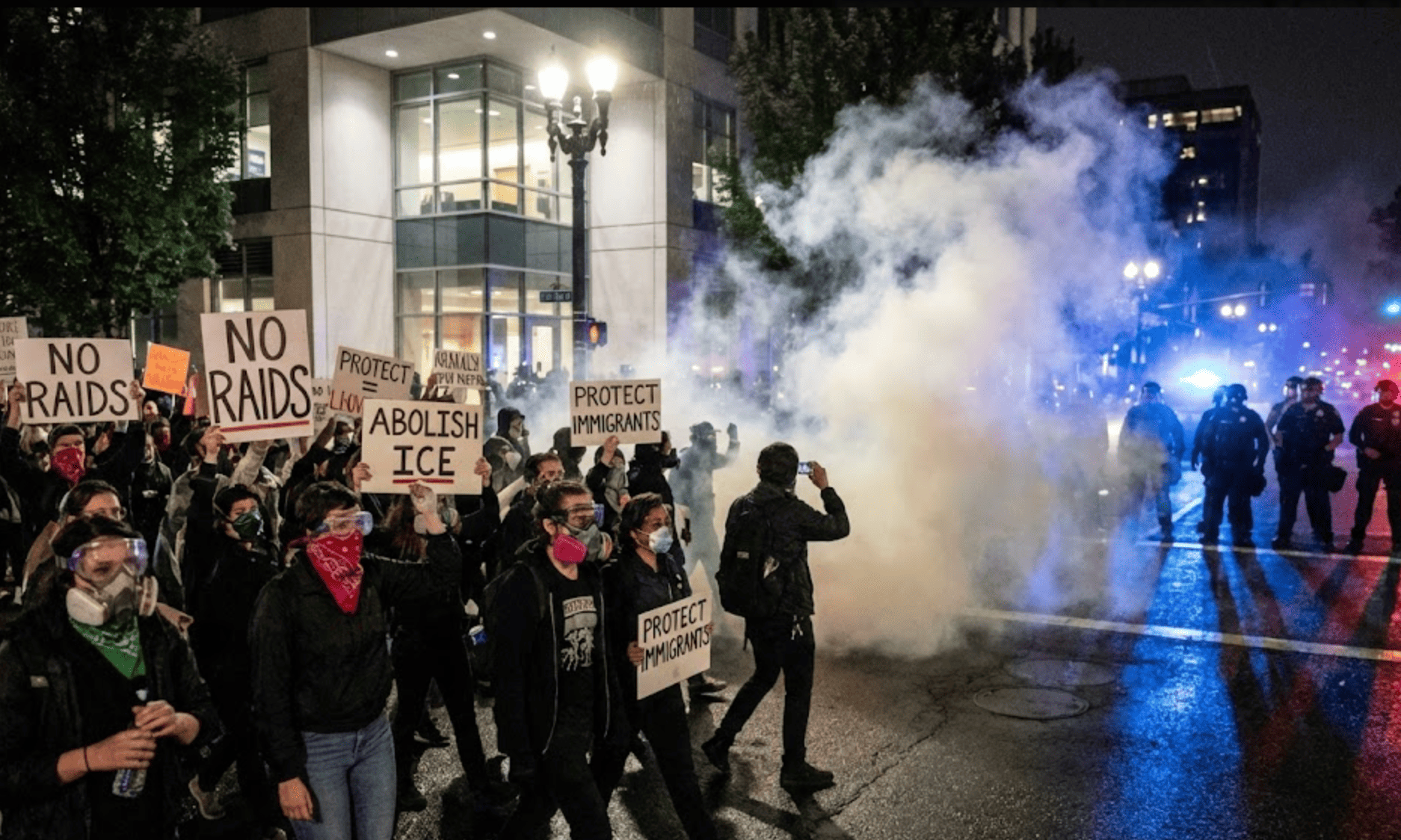 Alcalde de Portland exige que ICE abandone la ciudad tras gas lacrimógeno contra manifestantes