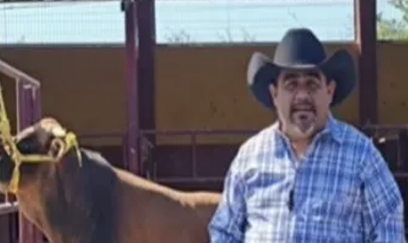 En 15 días, el edil de Izúcar presume compra de dos toros de reparo por 100 mil pesos y desata críticas