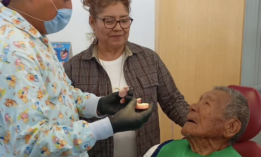 SMDIF de Texmelucan brinda placa dental a adulto mayor y mejora su calidad de vida