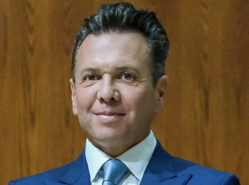 Gobernador de Jalisco ofrece vuelos a NY de su bolsillo para promover nueva tarjeta de pago del camión