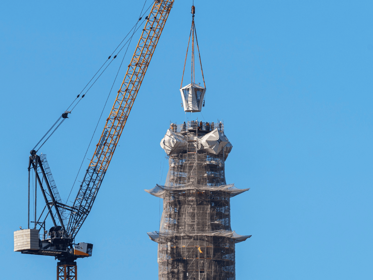 La Sagrada Familia corona la torre de Jesús y se convierte en la iglesia más alta del mundo