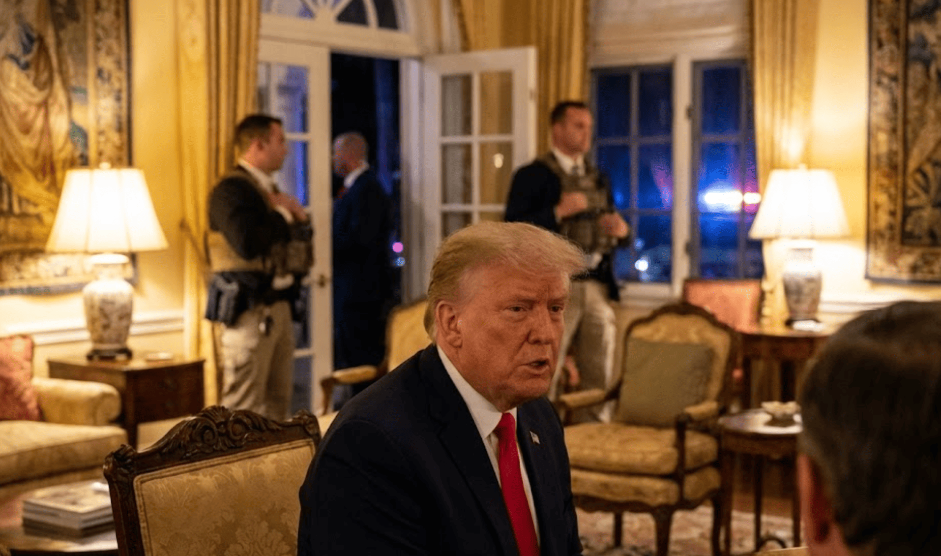 Abaten a joven armado tras irrumpir en residencia de Trump en Florida