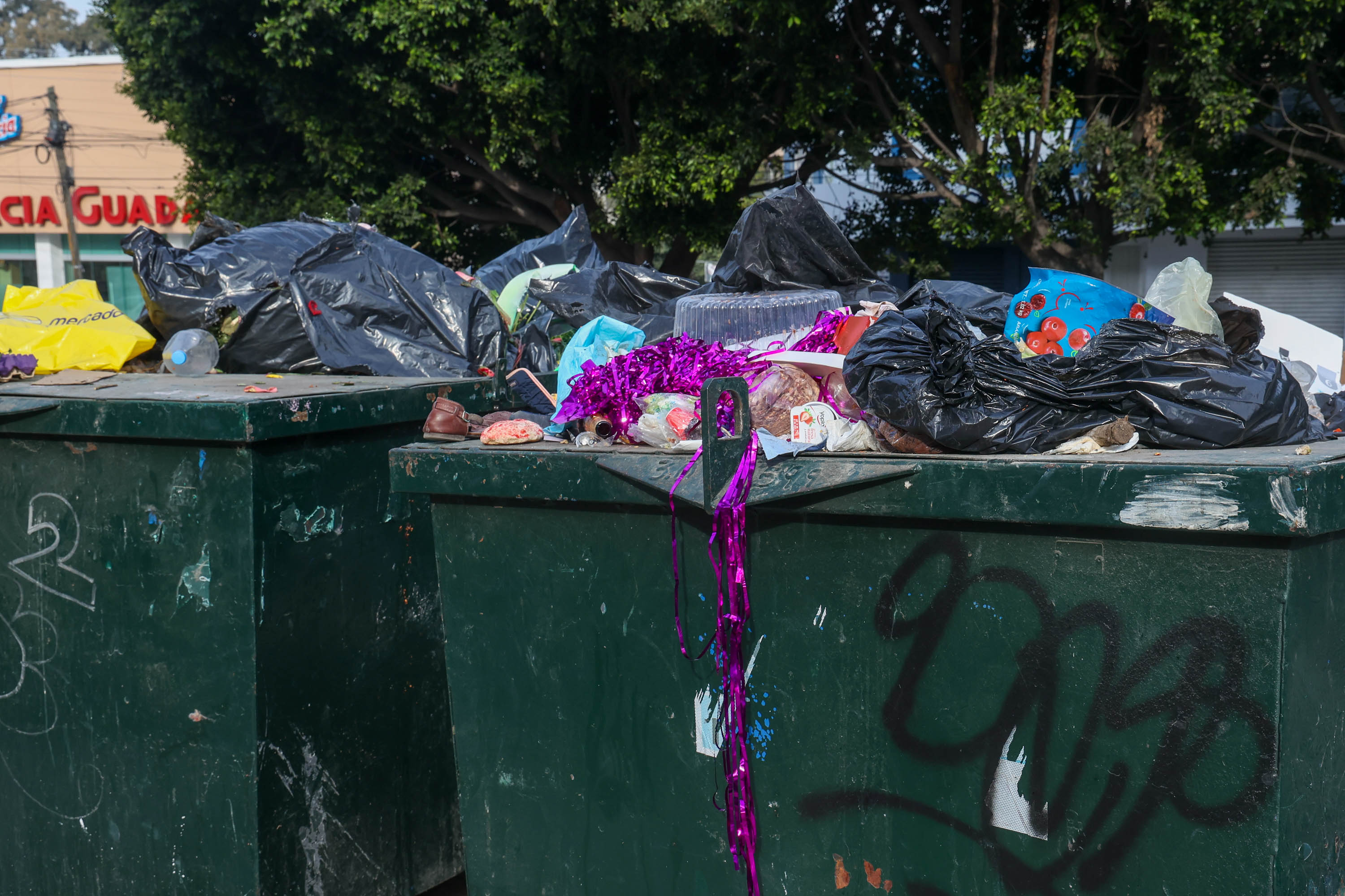 Denuncian la quema de 40 contenedores de basura en unidades habitacionales de Puebla 