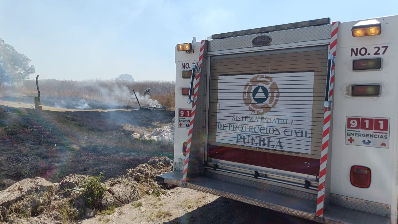 Controlan incendio de pastizal en el Parque Bicentenario de Puebla
