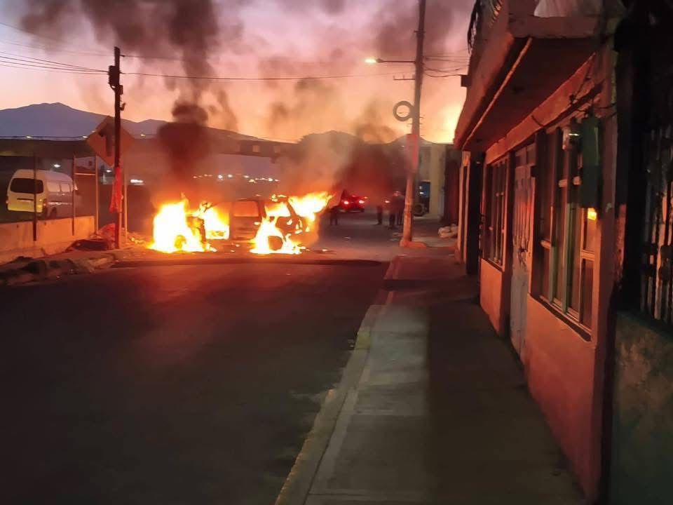En la autopista México - Puebla a la altura de Ixtapaluca, se incendia una camioneta 