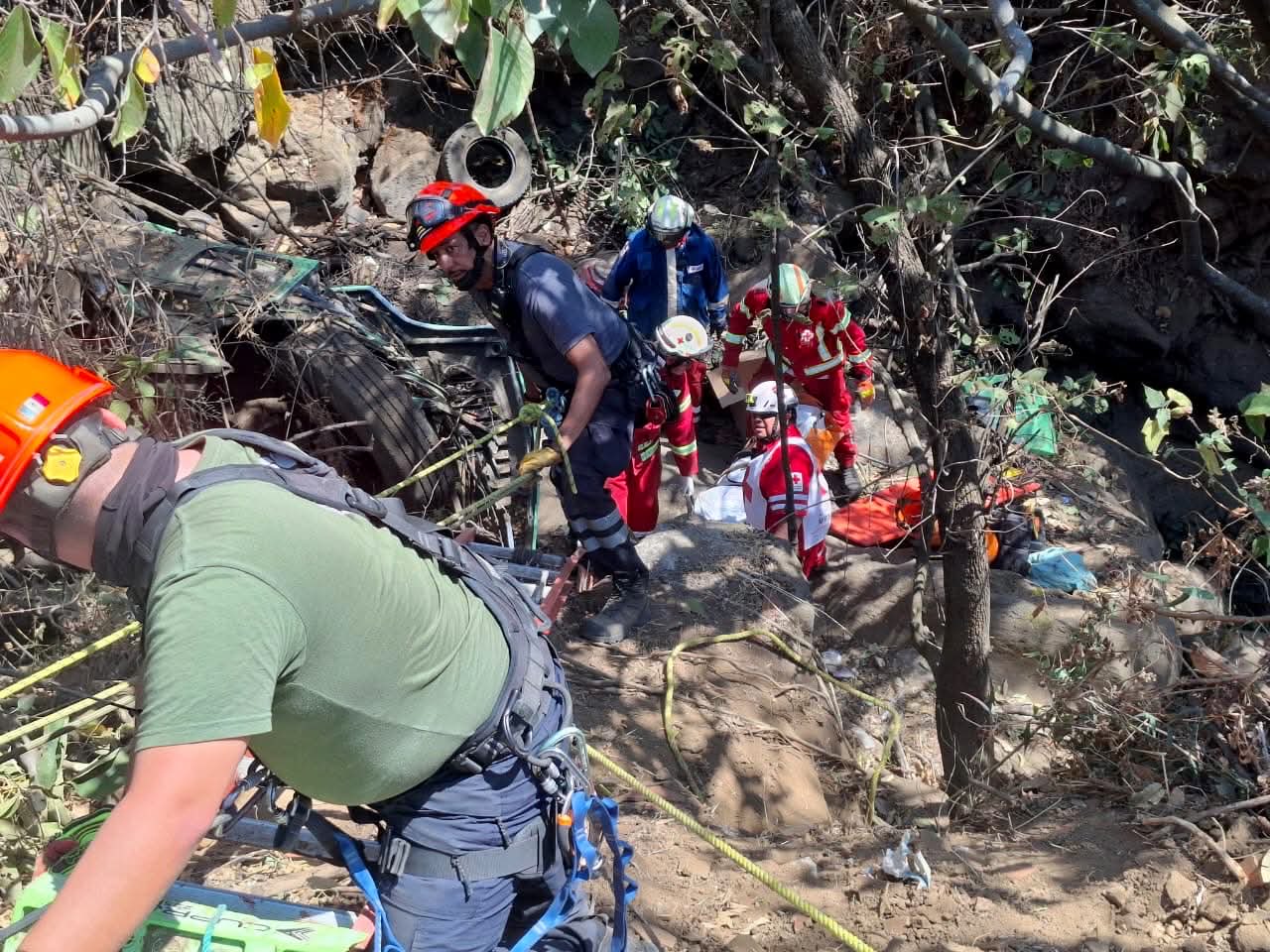 8 muertos y 30 lesionados dejó la volcadura de un autobús sobre la carretera Xochitepec - Oaxtepec