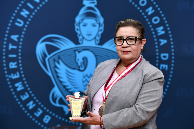 Académica BUAP recibe Doctorado Honoris Causa por la OIICE