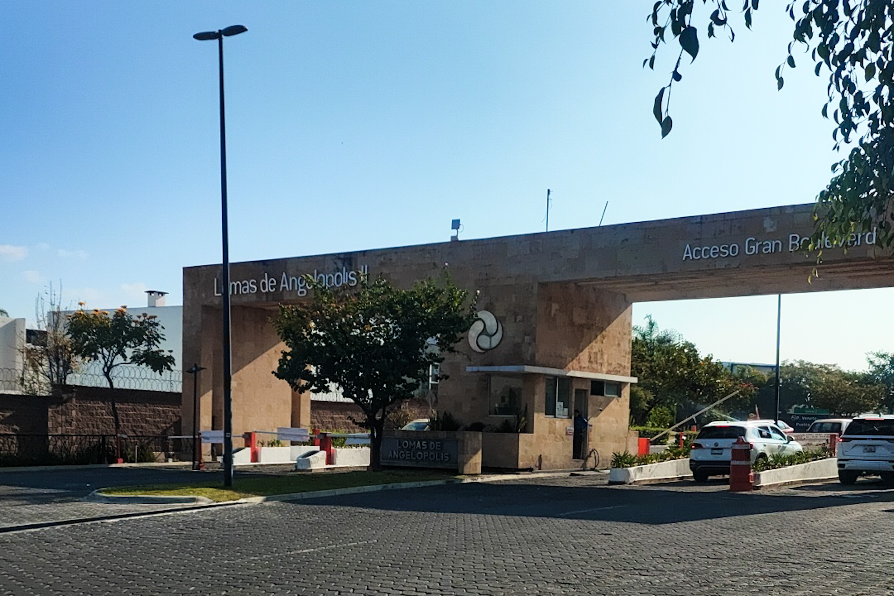 Residente deudor de Lomas de Angelópolis golpeó a guardias de seguridad