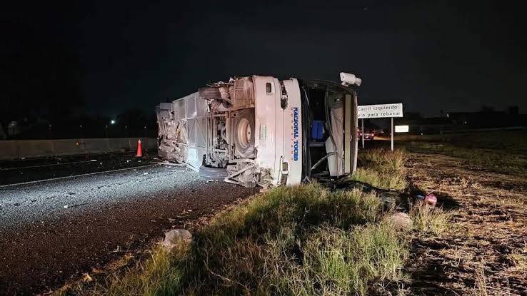 Autobús vuelca de madrugada en la Celaya–Salamanca; hay cinco lesionados