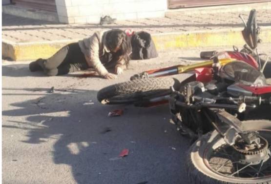 Camioneta embiste a motociclista en calles de Texmelucan 
