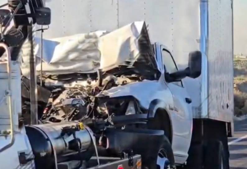 Conductores de camioneta chocan en la Atlixcáyotl y abandonan la unidad 