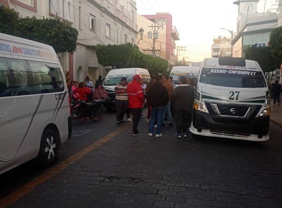 En Tehuacán unidad de trasporte turístico atropella a padre e hijo y no se hace responsable 
