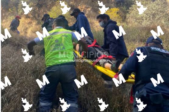 Rescatan a mujer tras aventarse al fondo de una barranca en El Verde