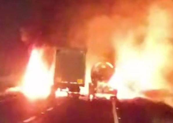 Incendio de tractocamiones paraliza la autopista Córdoba–Veracruz