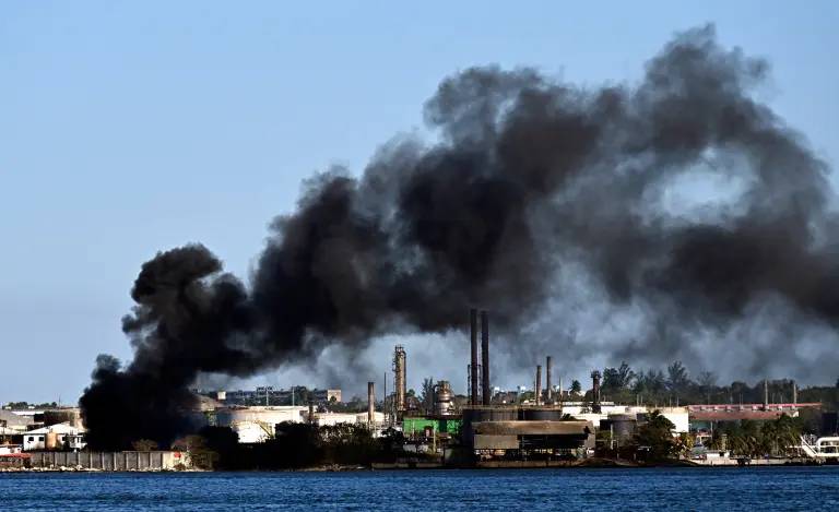 Incendio en refinería Ñico López genera densa columna de humo en La Habana