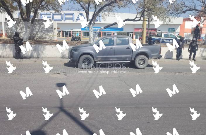 Hallan restos humanos dentro de camioneta frente a Chedraui de Texmelucan
