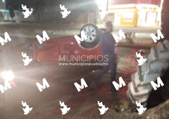 Volcadura de automóvil en Texmelucan deja dos heridos graves