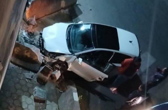 Hombre ebrio al jugar arrancones impacta contra vivienda en Chignautla 