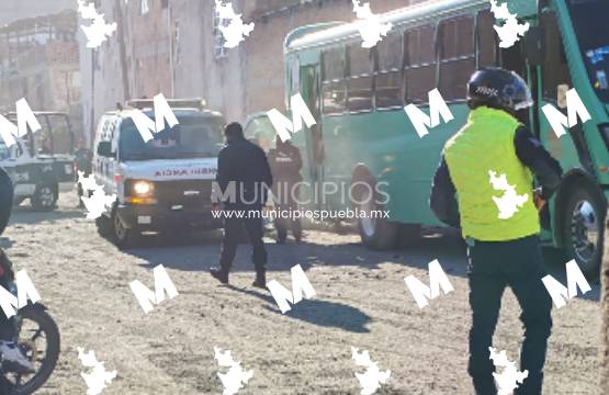 Camión de pasajeros atropella y arrastra a indigente en Texmelucan