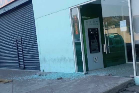 Sujetos desconocidos rompen puerta de Caja Popular 
