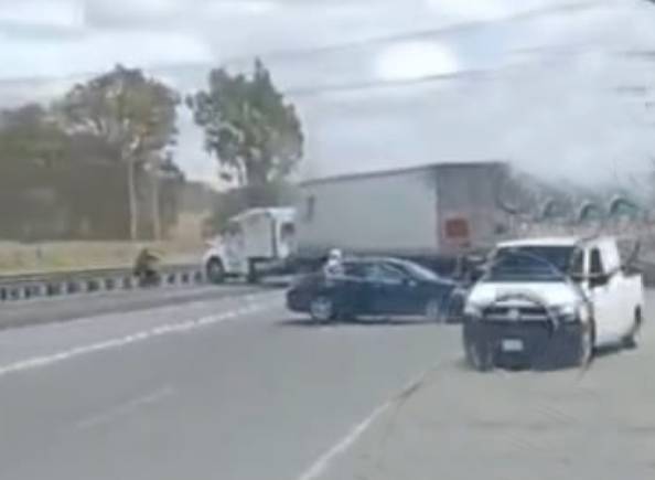 Incendios y bloqueos en Puebla tras muerte de El Mencho, líder del CJNG