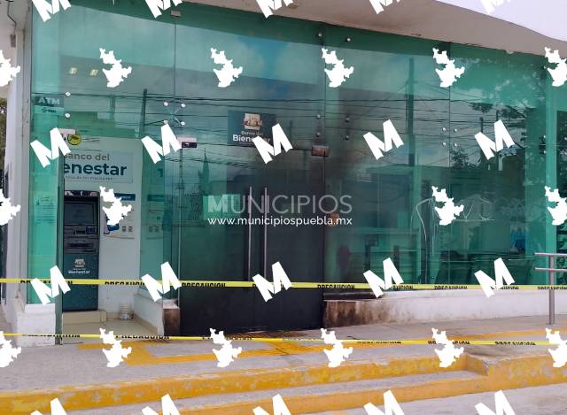 VIDEO Con bombas Molotov incendian entrada del banco Bienestar ubicado en Xonacatepec en Puebla capital 