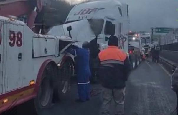 Volcadura de tractocamión provoca cierre parcial en la autopista Orizaba-Puebla