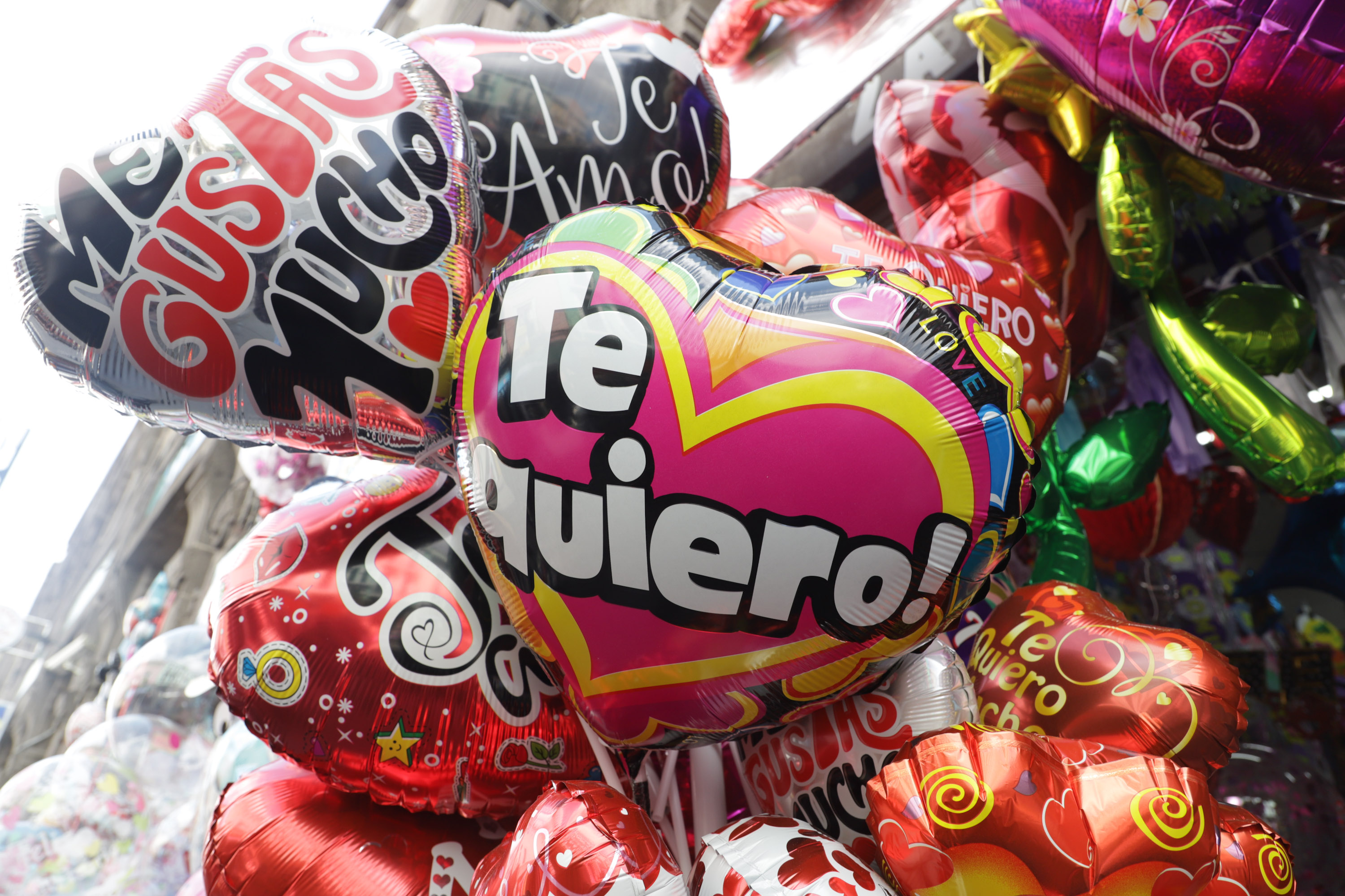VIDEO Rojo y rosa predominan en los puestos que ofrecen una gran variedad de globos en el Centro de Puebla 