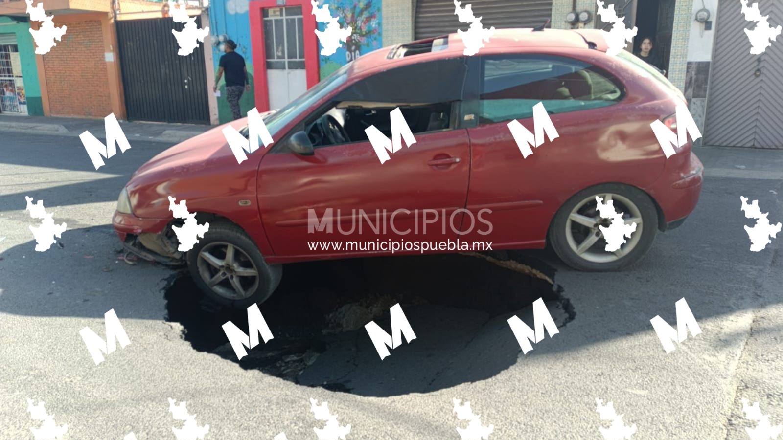 Se abre socavón en la 68 Poniente en Puebla y por poco se traga a un vehículo