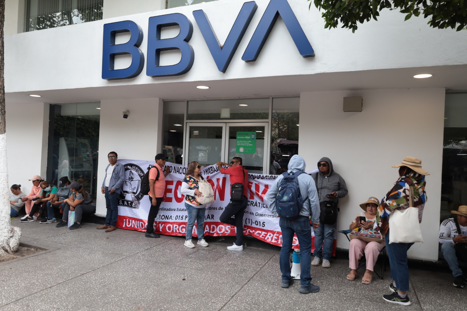 Debido a la violencia en el país, bancos cerrarán este lunes 23 de febrero 