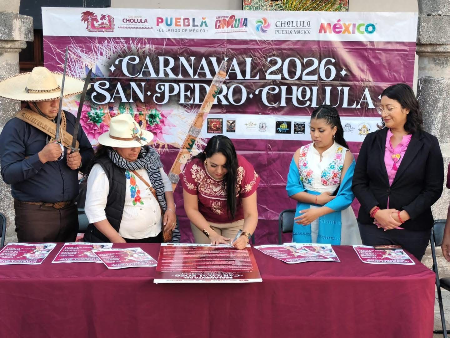 Ya huele a carnaval, San Pedro Cholula realiza la pega de bando