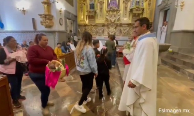 VIDEO Decenas de poblanos acuden al Templo de Nuestra Señora de la Candelaria y Guadalupe en Xonaca este 2 de febrero 