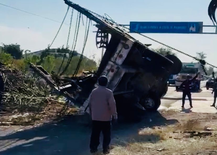 Camión cañero vuelca en la Izúcar–Atencingo para evitar atropellar a ciclista