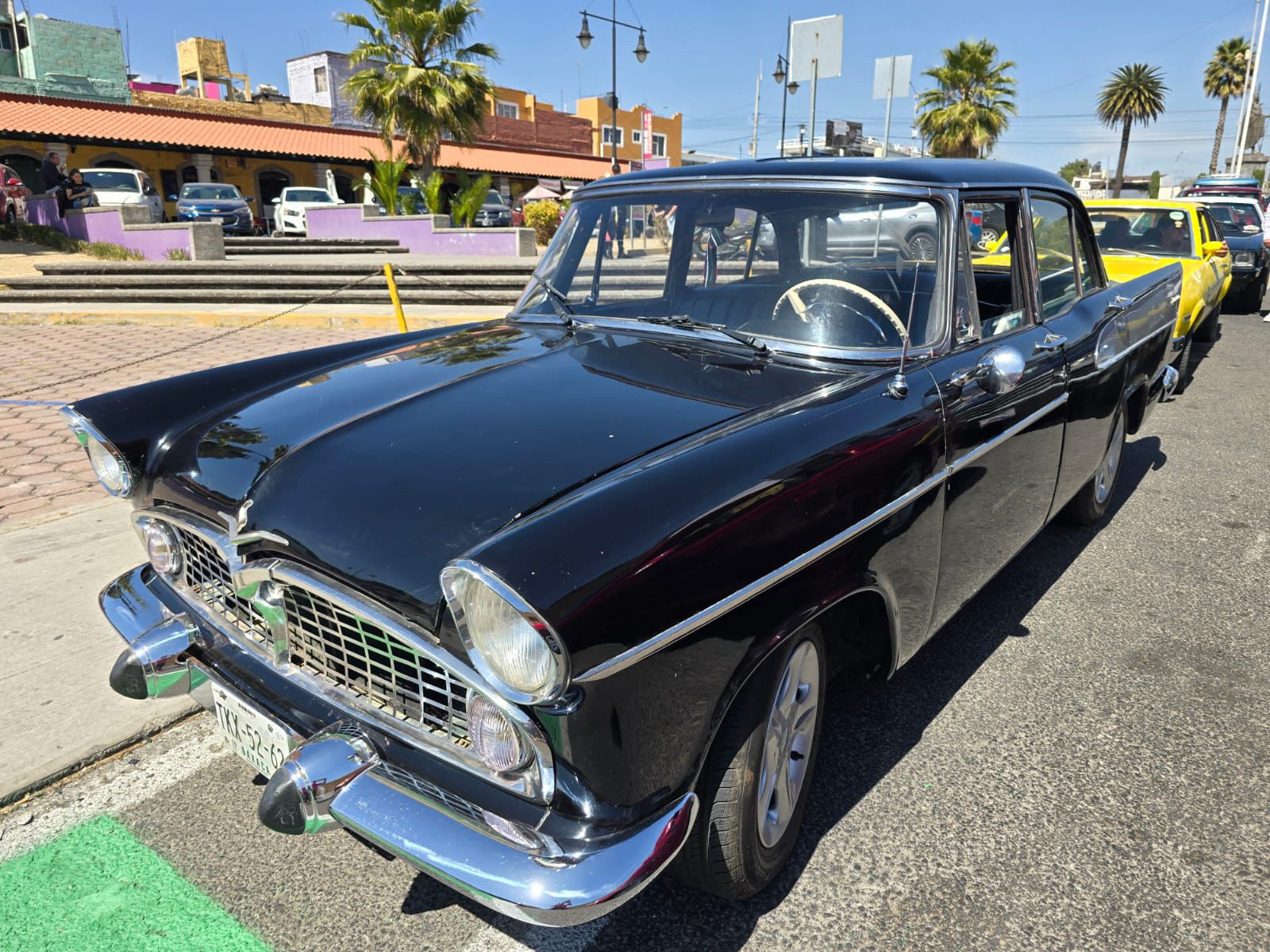 Caravana de Autos antiguos llena de color las calles de San Pedro Cholula
