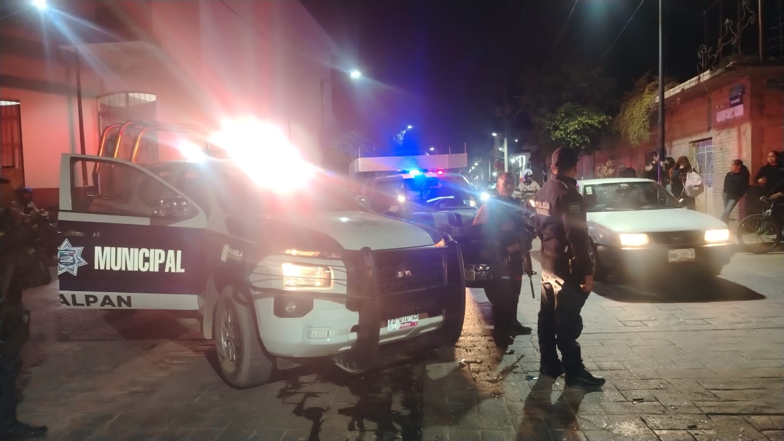 Policías de Ajalpan provocan accidente, pero se niegan a pagar los daños y culpan a la víctima