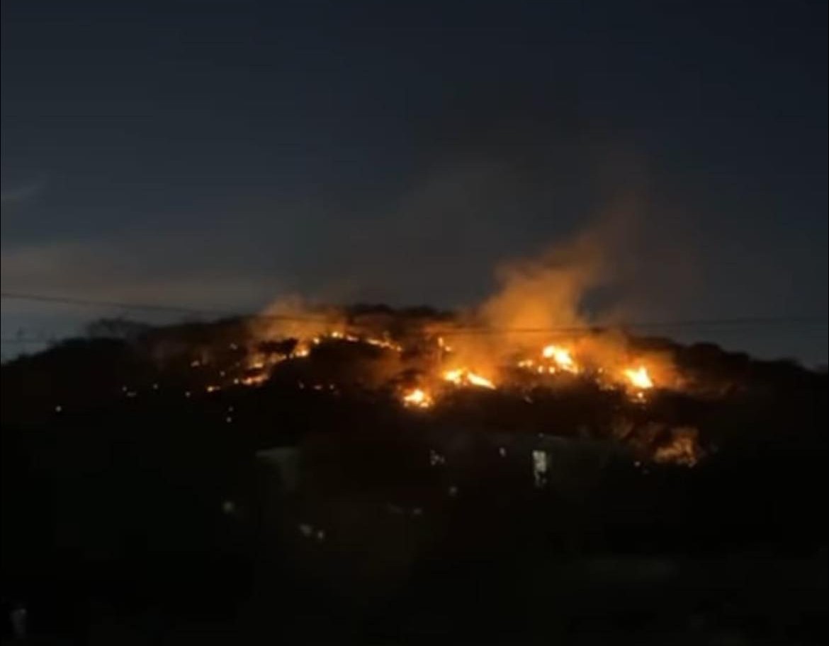 Se registra incendio en inmediaciones del Cerro de San Juan Atzingo en Chilac