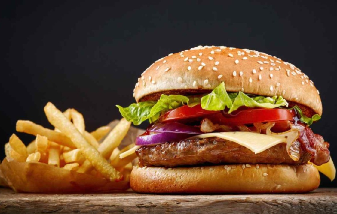 Este 14 de febrero recibe una hamburguesa por un beso, te decimos dónde