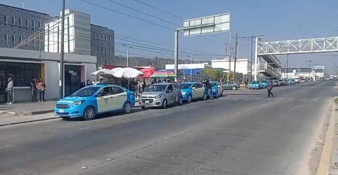 Taxistas de Tehuacán exigen a la SMT frenar operación de unidades de plataforma