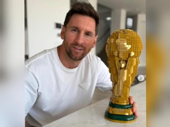 Messi compartió que terminó de armar la Copa Mundial Lego y se hace viral en redes sociales 