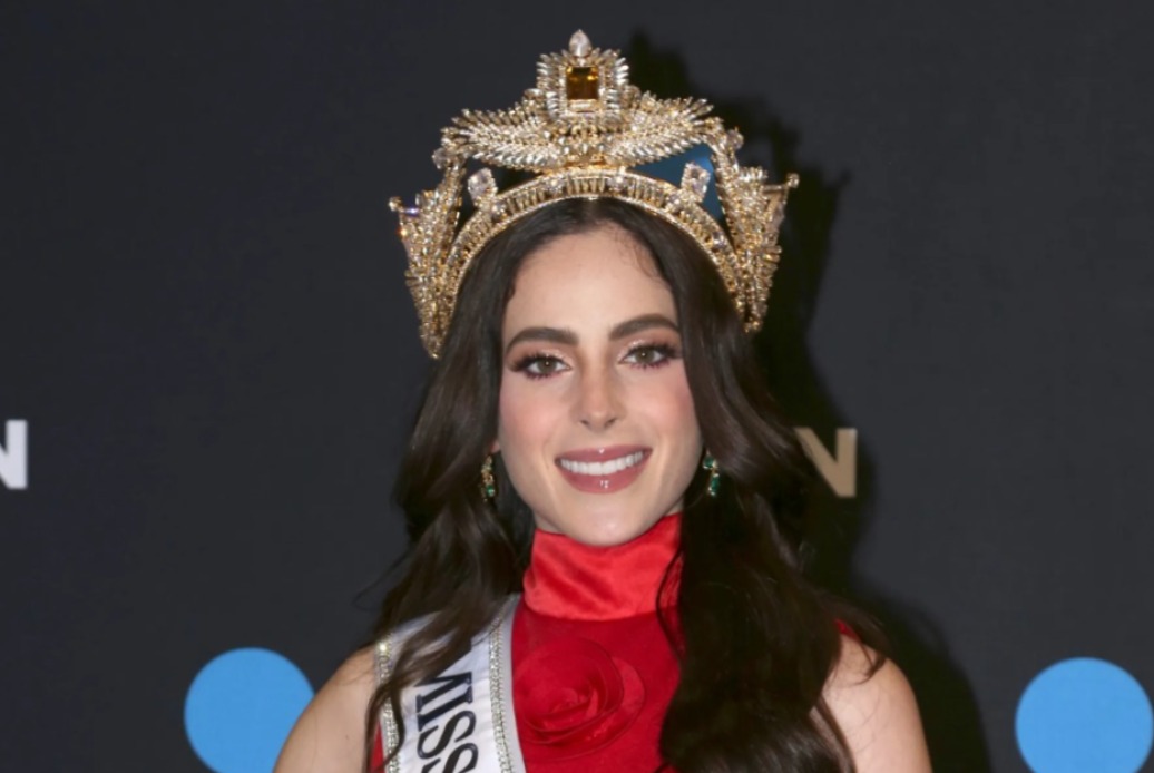 VIDEO Fátima Bosch se desvanece y cae mientras participaba en desfile en Ecuador 