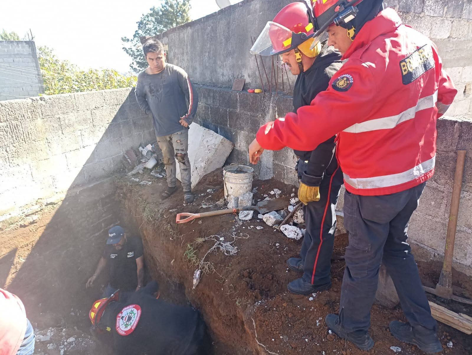 Rescatan a albañil con vida luego de ser sepultado por alud de tierra en Huauchinango