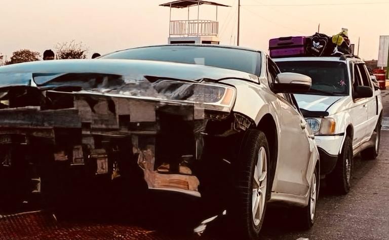 Camioneta con peregrinos intenta evadir peaje y provoca accidente en la Siglo XXI