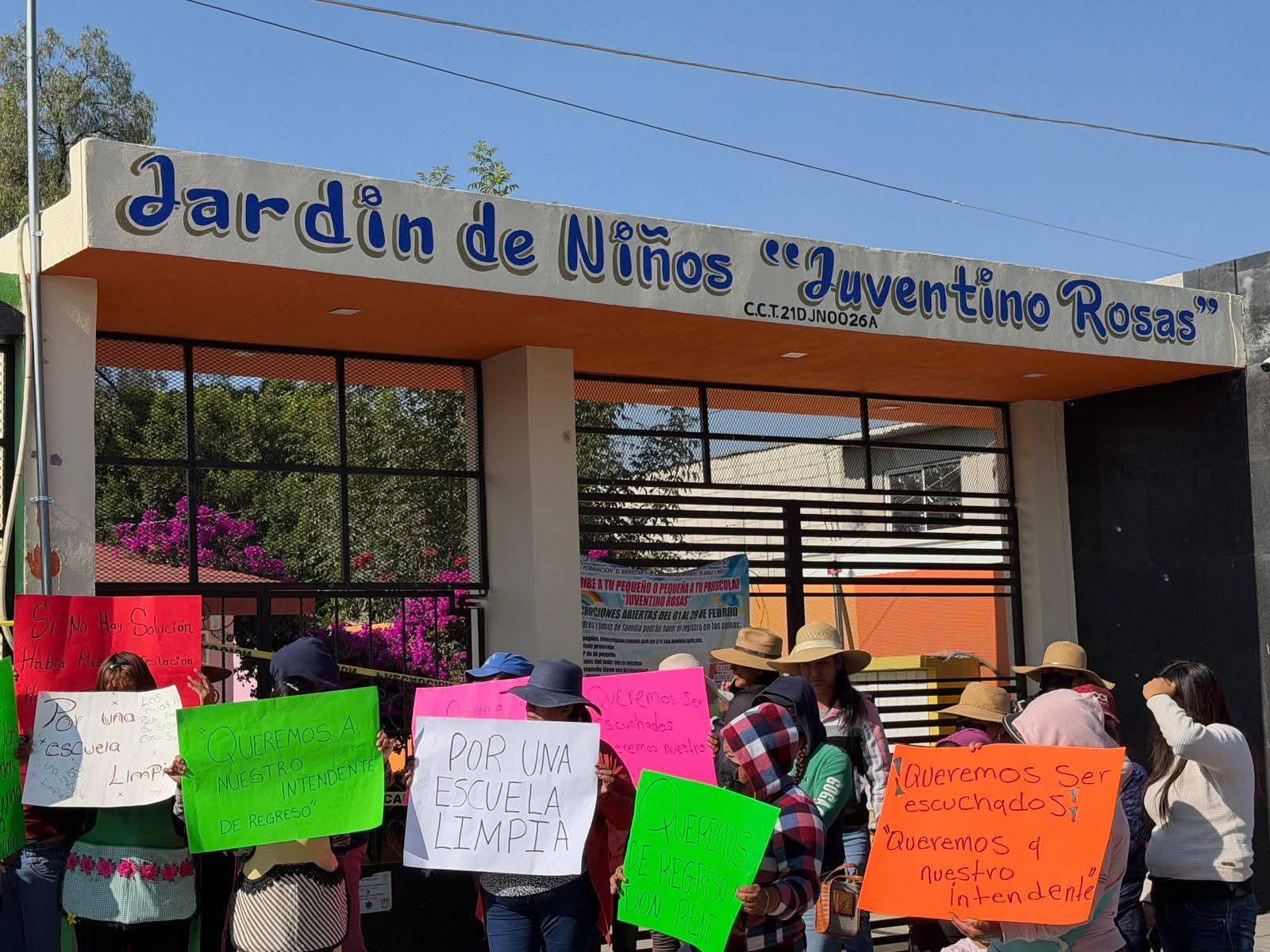Se manifiestan padres de familia de kínder en Huixcolotla; piden regreso de intendente